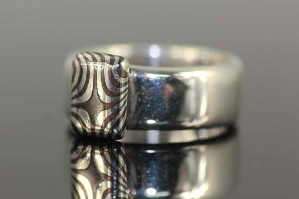 zilveren ring met mokume-gane van Kuulkes Kunst Atelier