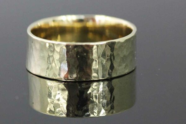 Ring geelgoud gehamerd van Kuulkes Kunst Atelier