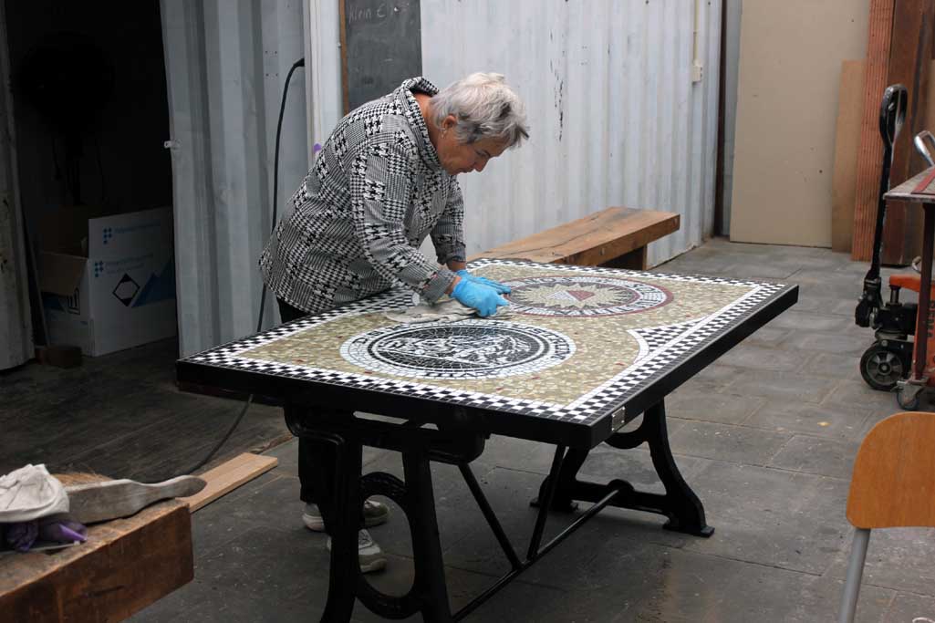 mozaiek tafel op gietijzeren onderstel